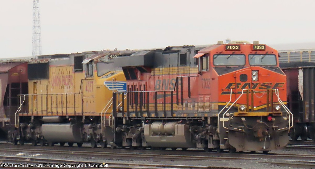 BNSF 7032-UP 4357